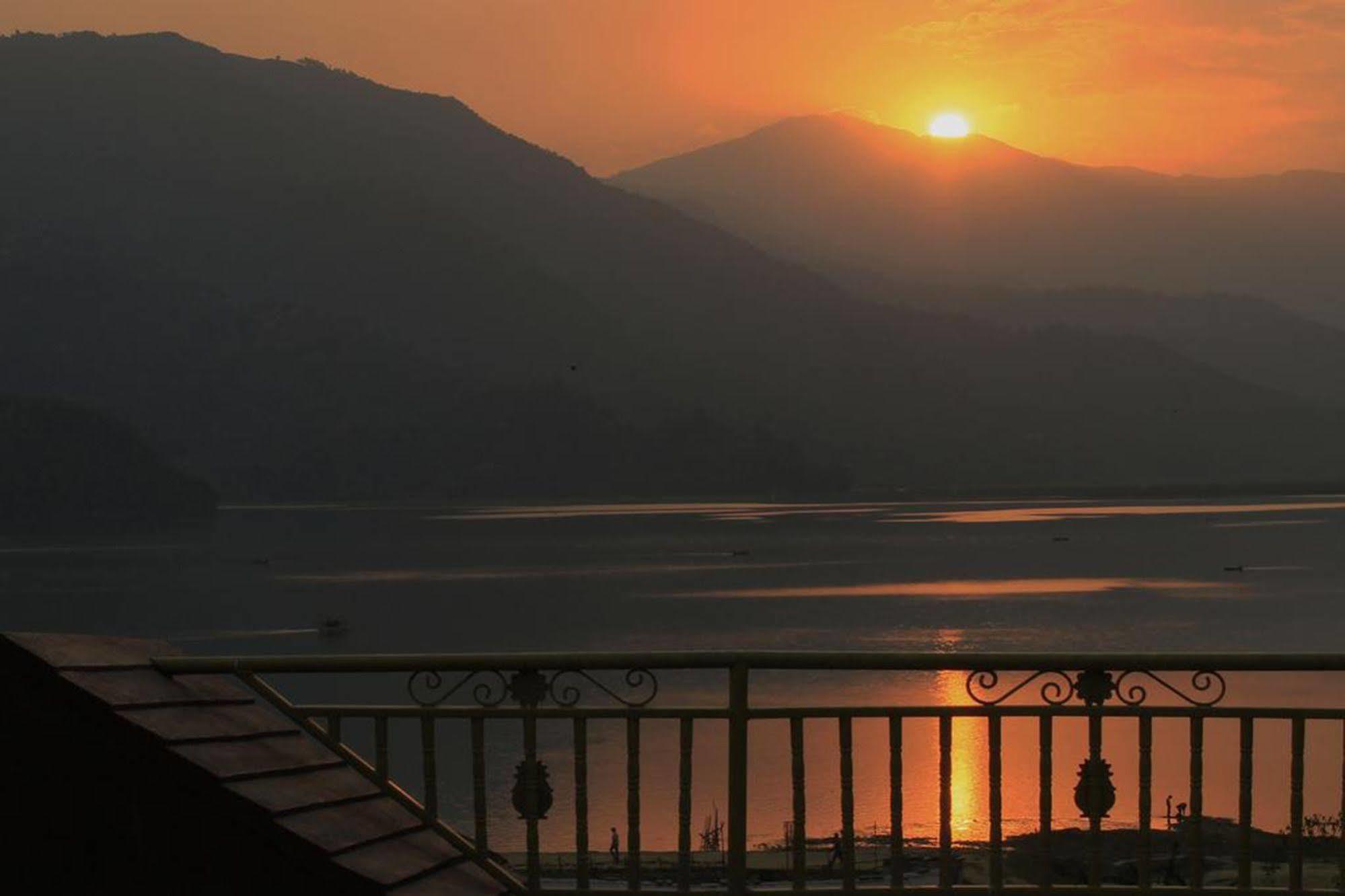 Golden Gate Hotel Pokhara Exterior foto