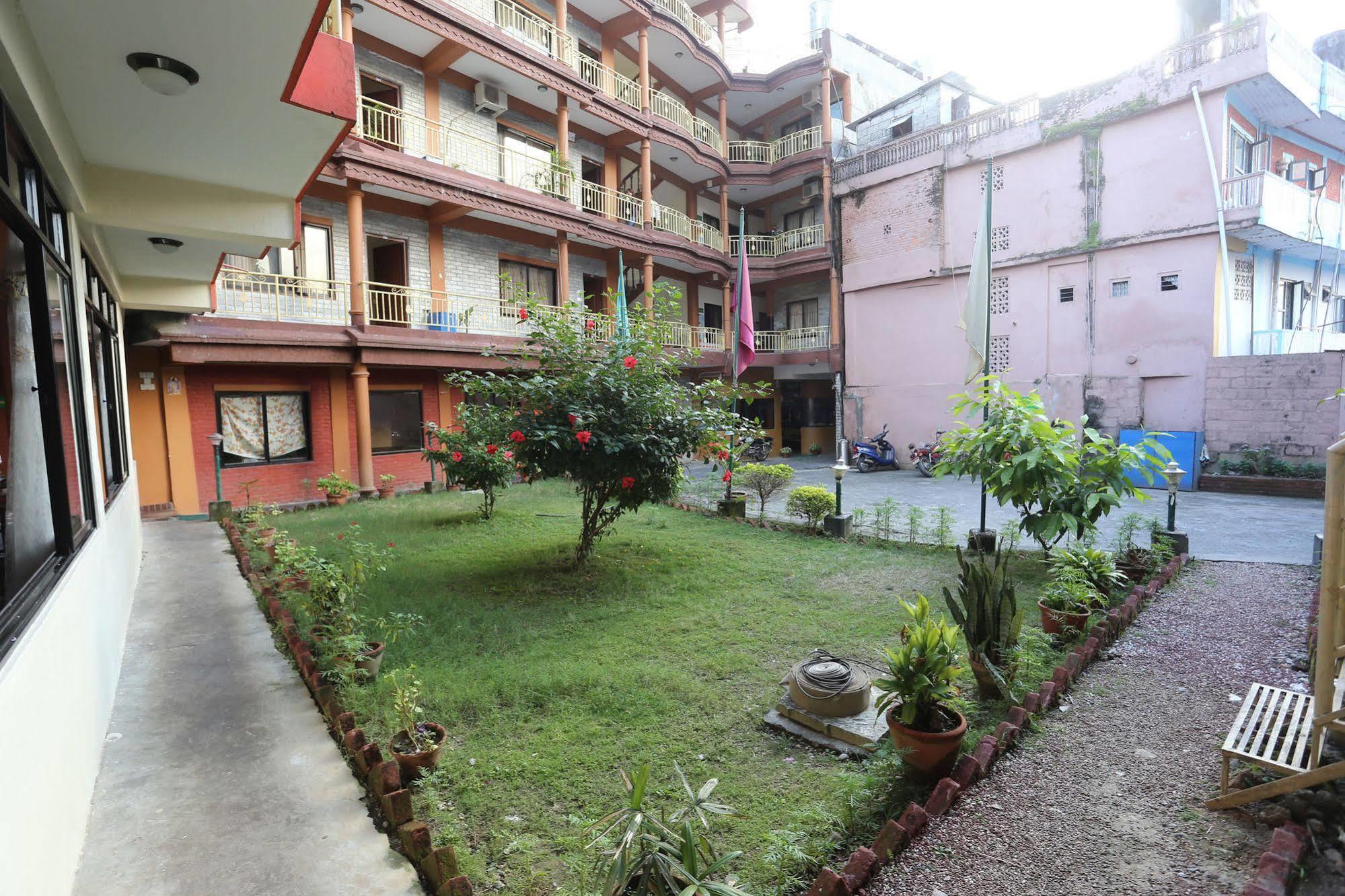 Golden Gate Hotel Pokhara Exterior foto