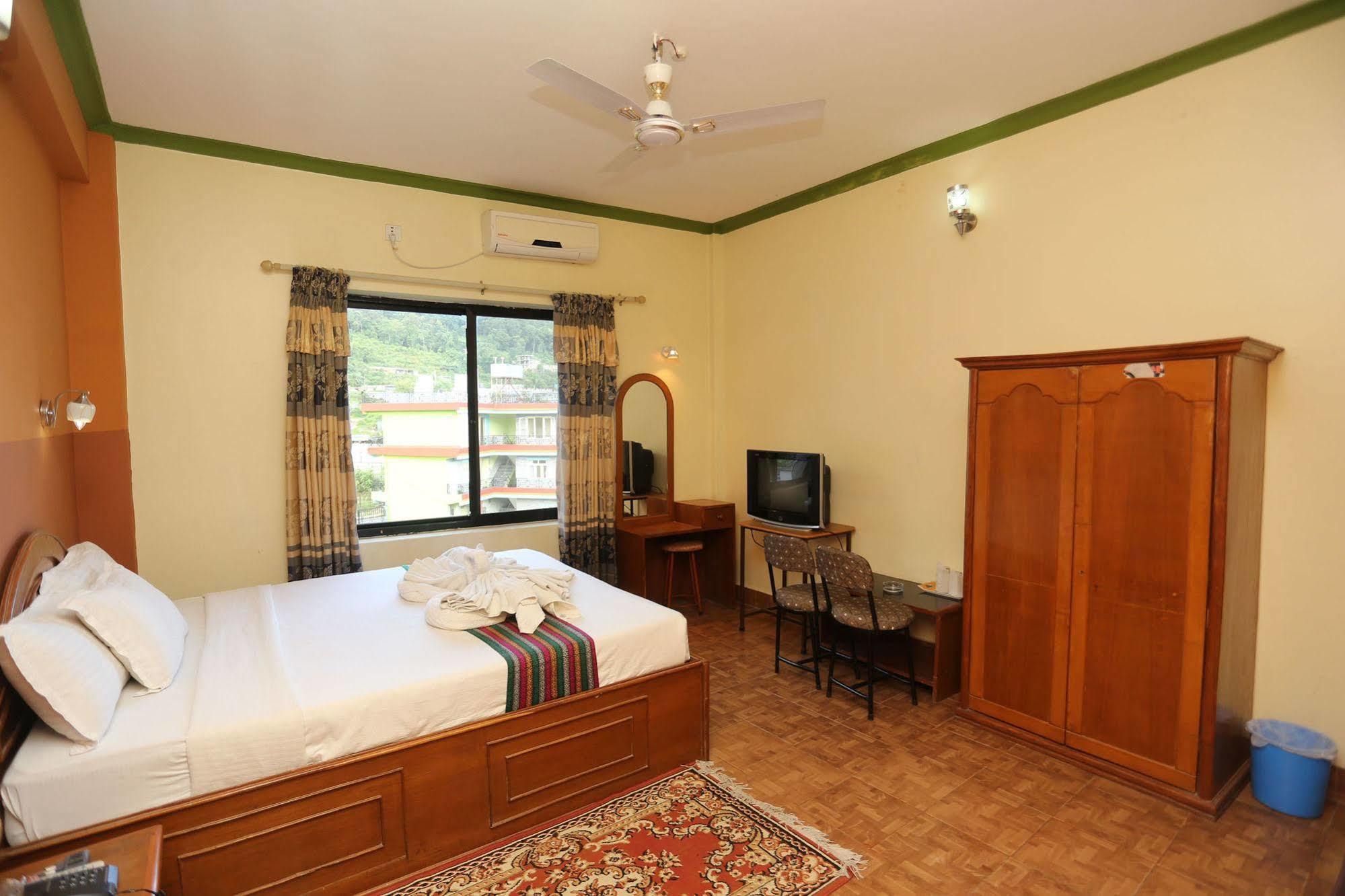 Golden Gate Hotel Pokhara Exterior foto