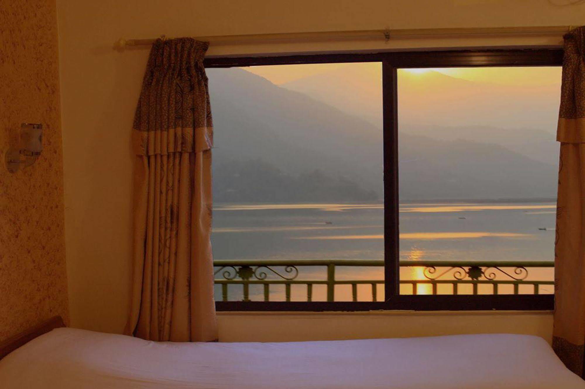 Golden Gate Hotel Pokhara Exterior foto