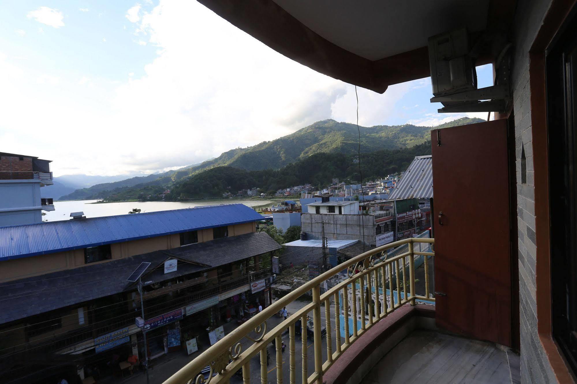 Golden Gate Hotel Pokhara Exterior foto