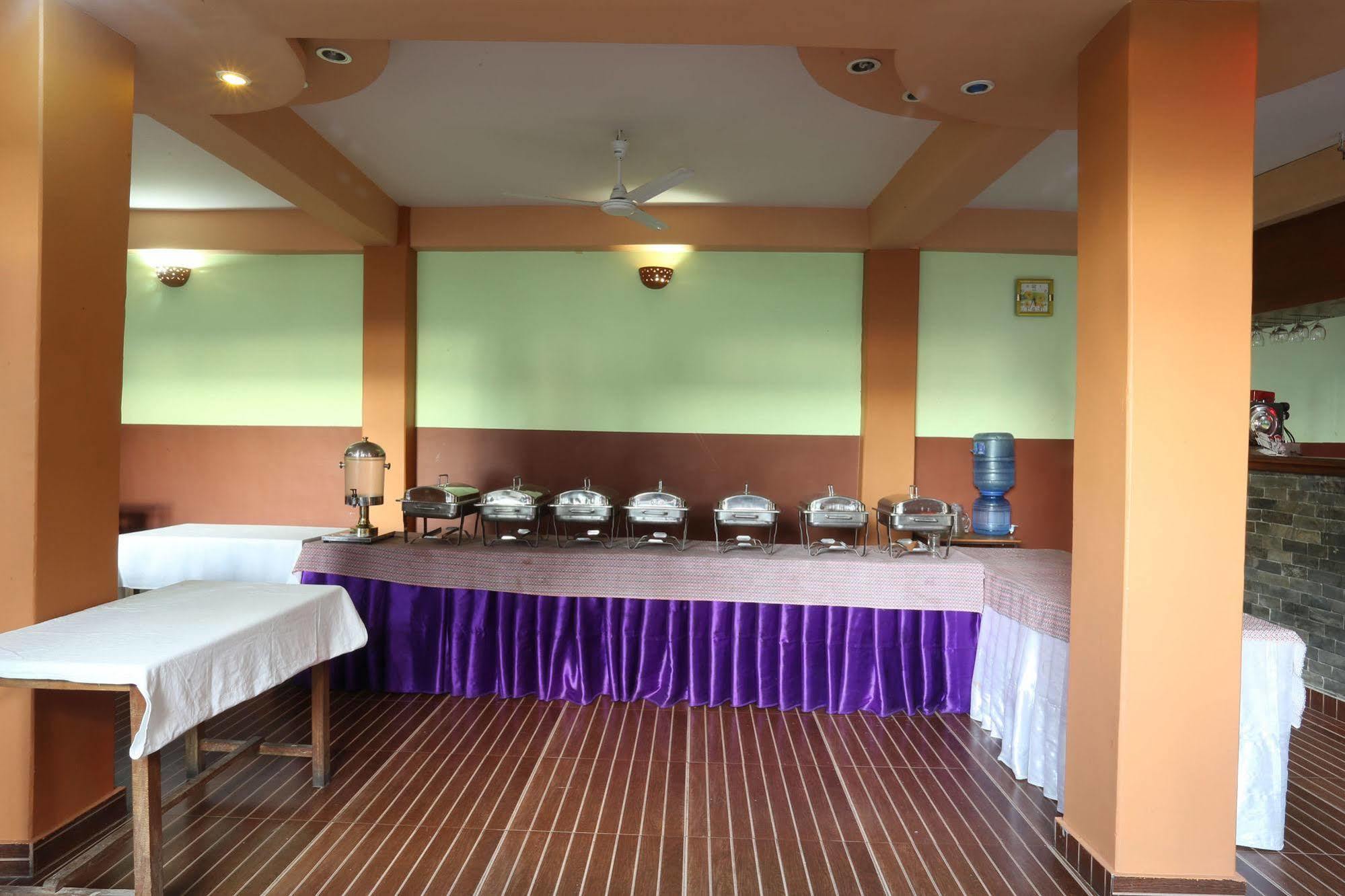 Golden Gate Hotel Pokhara Exterior foto