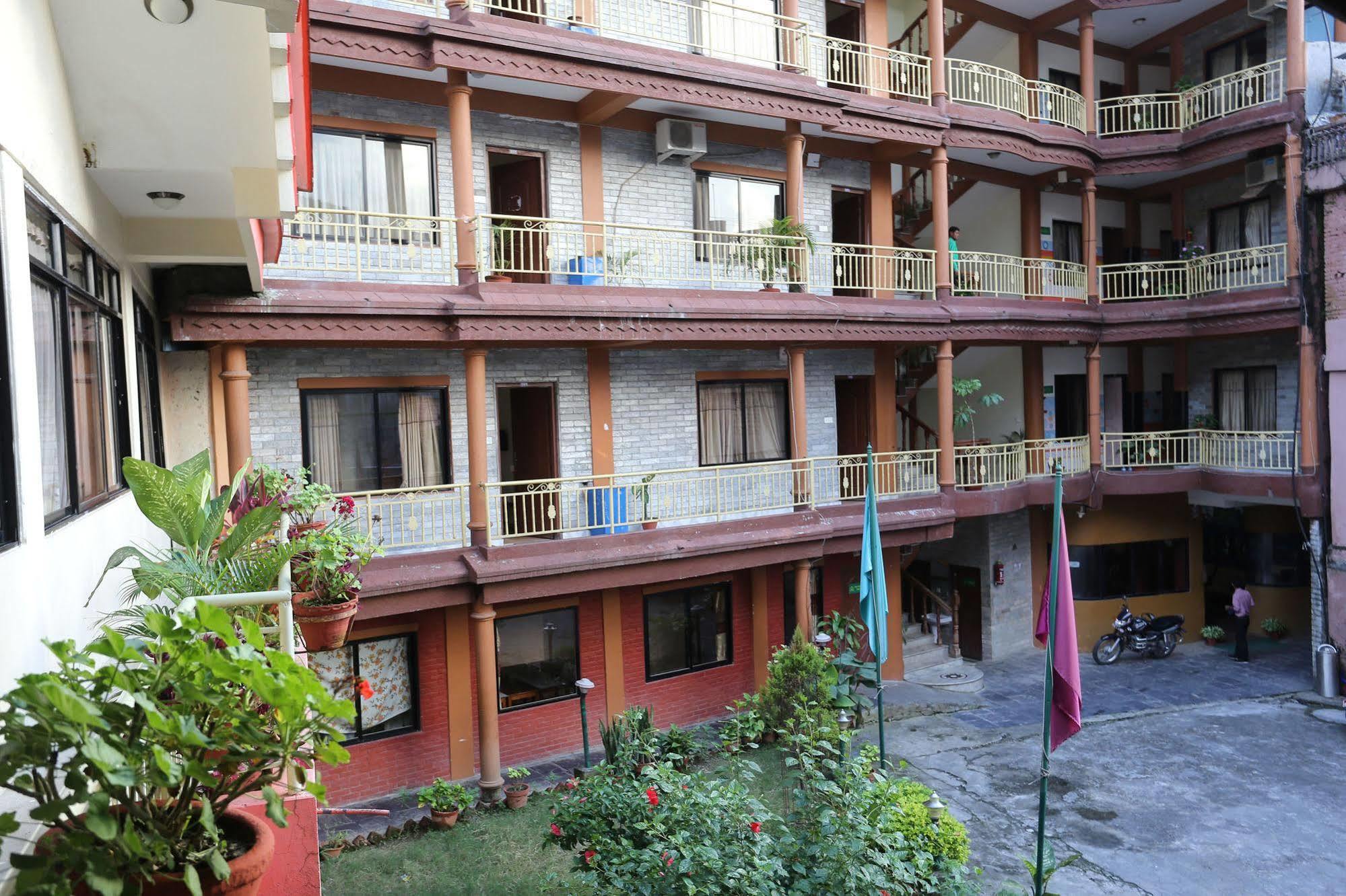 Golden Gate Hotel Pokhara Exterior foto