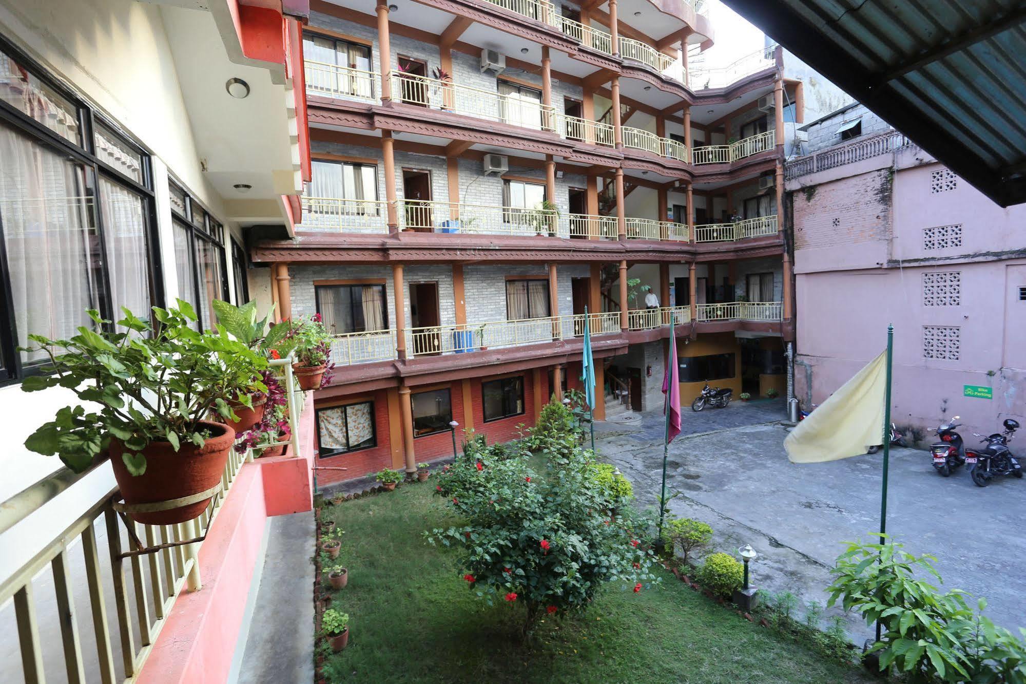 Golden Gate Hotel Pokhara Exterior foto