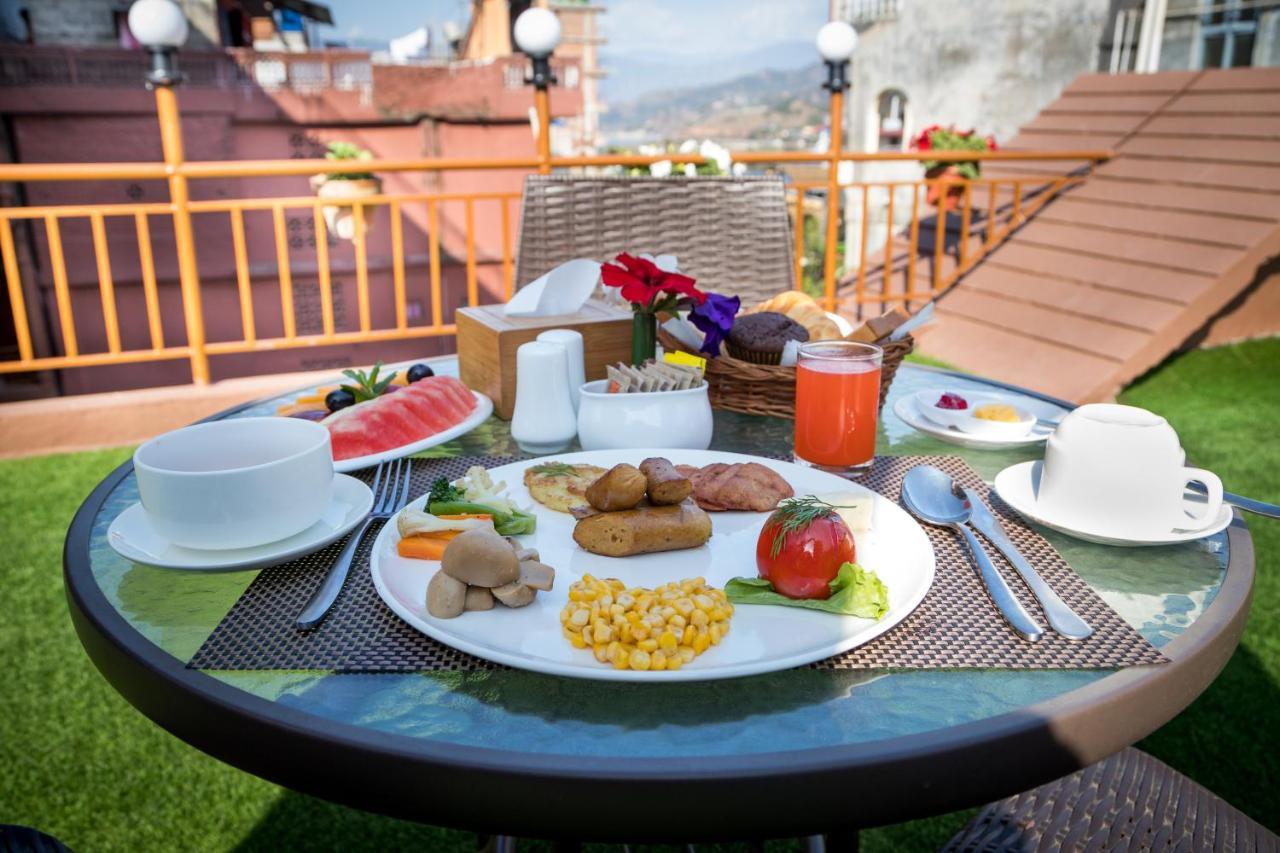 Golden Gate Hotel Pokhara Exterior foto